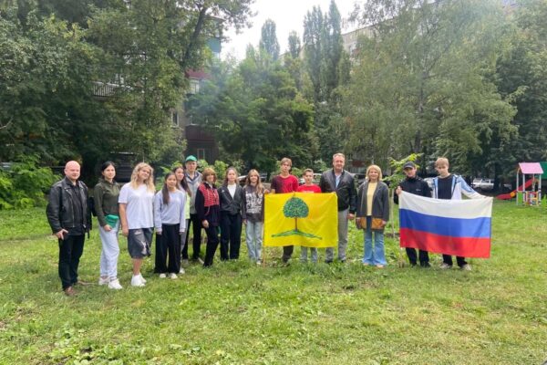В Липецке волонтеры ухаживали за «Аллеей памяти» в честь участников СВО